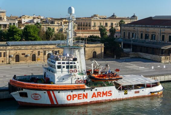 Rettungsschiff zur Seenotrettung im Hafen von Syrakus, Italien