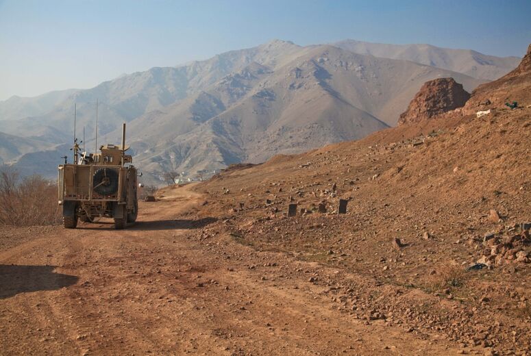 Ein Militärfahrzeug in den Bergen von Afghanistan. Dort hat Deutschland einen vermeintlichen Krieg gegen Terror geführt. Jetzt regiert die Taliban.