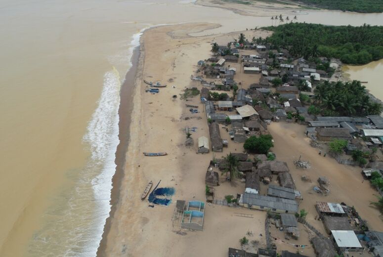 Luftaufnahme der Küstengemeinde Anlo Beach in Ghana, Blick auf die teils überfluteten und zerstörten Häuser der Fischer