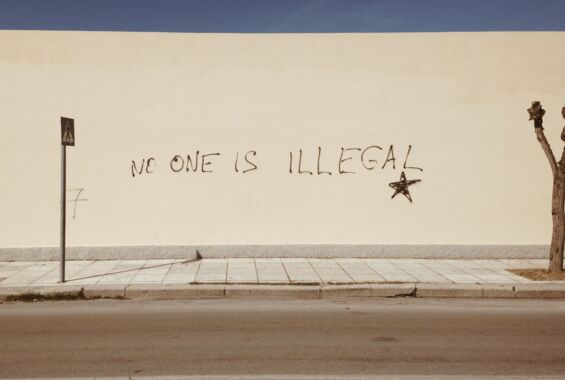 Foto eines Schiftzugs auf einer Mauer in Kos, Griechenland: No one is illegal mit einem Stern