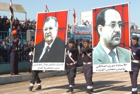 Auf einem Demonstrationszug zeigt die irakische Polizei Poster von den kurdischen Politikern Talabani und al-Maliki