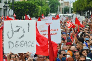 Bild eines Protests gegen Präsident Saied im Oktober 2021 mitz dem Protestplakat »Degage!« - übersetzt verzieh dich