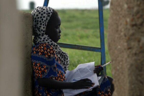 Filmausschnitt junges Mädchen lernt mit Stift und Papier - »Le spectre de Boko Haram«