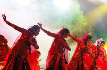 Mehrere Tänzer*innen auf dem Trination Mega Festival von von Bangladesch, Indien und Pakistan.