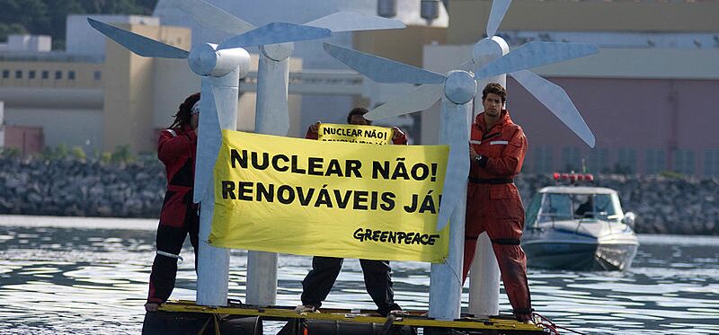 Greenpeace Aktivist*innen protestieren auf dem Wasser gegen den Bau des Atomkraftwerks Angra 3 in Rio de Janeiro
