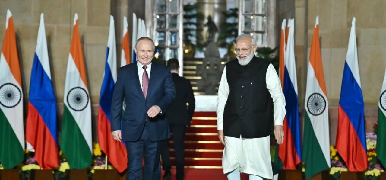 Treffen in Neu-Dehli: Premierminister Modi und Präsident Putin kommen zusammen aus einem Gebäude