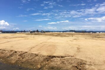 frisch gebaggertes Land am Hafenbecken von Sorong, Hafenstadt in West Papua