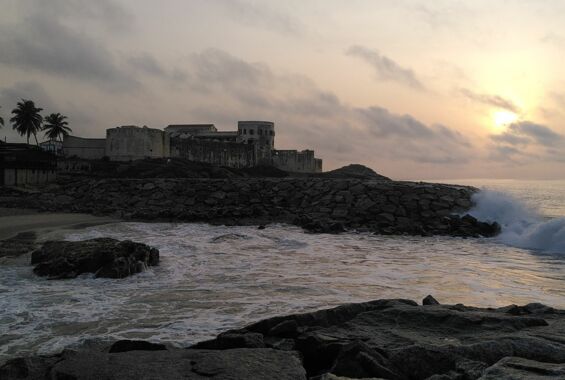 Cape Coast Castle in Ghana bei Sonnenaufgang